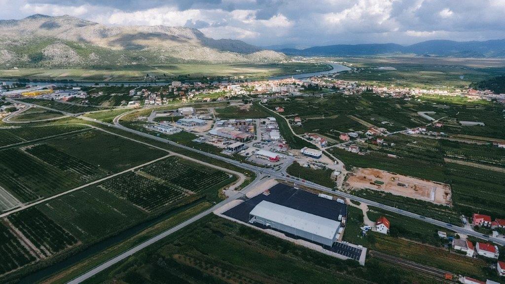 Pogon Agro Neretve okružen poljima doline Neretve